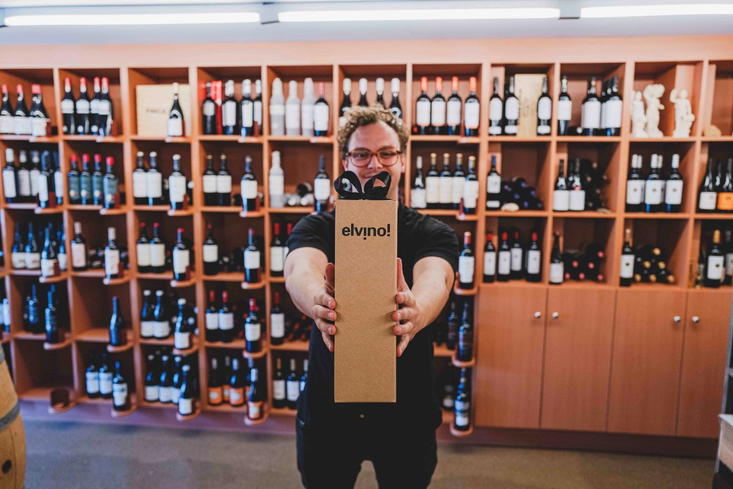 Tom displays a Wine package with Elvino branding