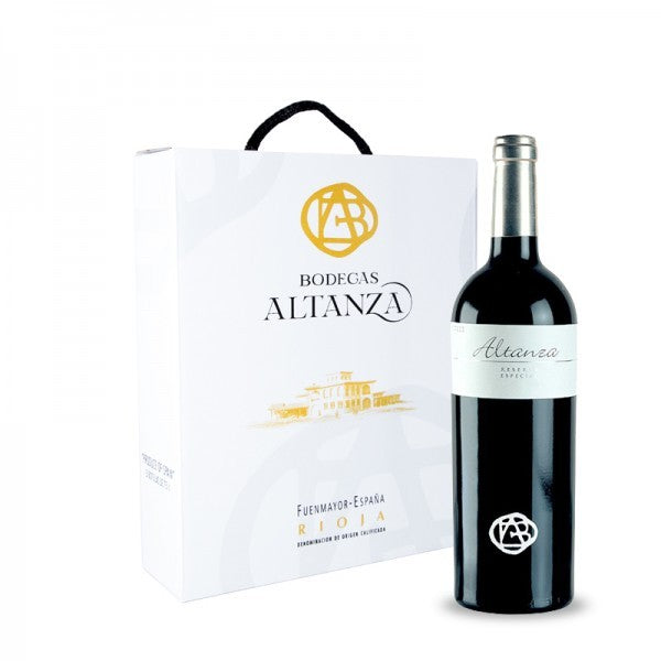 A red wine bottle and package with a Lealtanza geschenkkist 3 flessen 2010 brand from the Rioja region