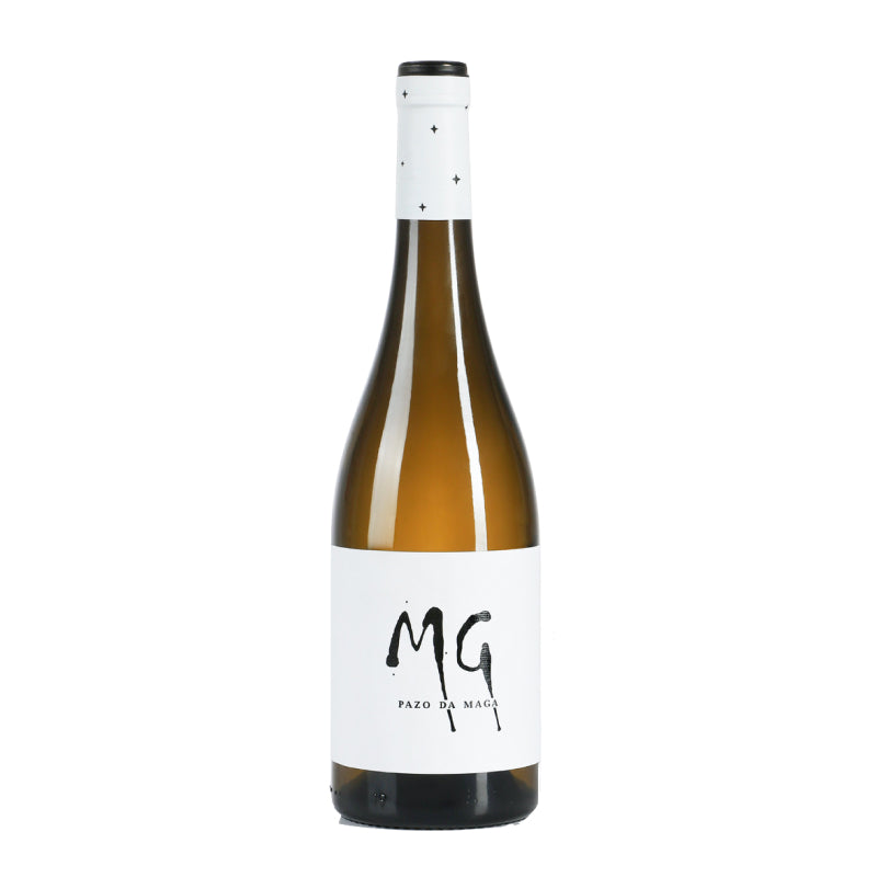 A picture of a white wine bottle called Maga "MG" which originates from Ribeira Sacra