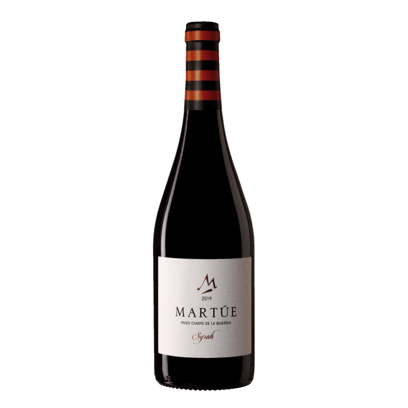 A picture of a red wine bottle called Martúe Syrah which originates from Vino de pago La Guardia
